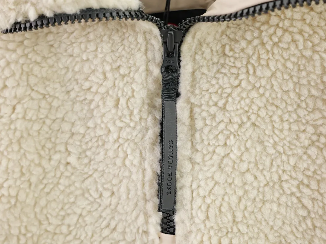 P620 Canada Goose/Canada Goose Lambswool Zip Stand Collar Sweatshirt Simcoe Lambswool Zip Jacket is made of Kind artificial long-hair sherpa. Our new generation of wool fleece helps keep the earth cold and the people on it warm. It features dropped shoulders, a high collar and an adjustable waist hem with internal drawstrings. Standard embroidery color label; top-quality goose Simcoe lambskin color: apricot black size: S M L